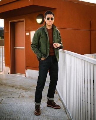 Come indossare e abbinare stivali casual con jeans: Opta per una camicia giacca verde scuro e jeans per un look spensierato e alla moda. Completa questo look con un paio di stivali casual.