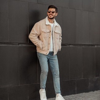 Come indossare e abbinare una giacca beige in modo smart-casual: Vestiti con una giacca beige e jeans azzurri per un look raffinato per il tempo libero. Sneakers basse in pelle bianche sono una interessante scelta per completare il look.