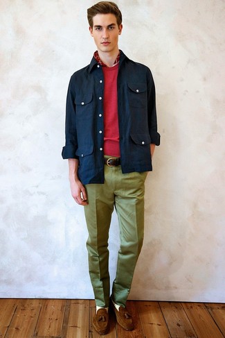 Look alla moda per uomo: Camicia giacca blu scuro, Maglione girocollo rosso, Pantaloni eleganti verde oliva, Mocassini con nappine in pelle scamosciata marroni