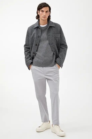 Come indossare e abbinare un maglione girocollo grigio: Opta per un maglione girocollo grigio e chino grigi per un look trendy e alla mano. Prova con un paio di sneakers basse di tela bianche per un tocco più rilassato.
