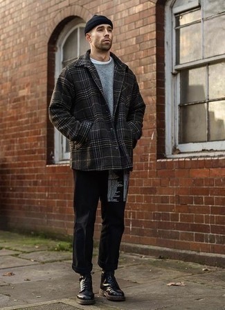 Look alla moda per uomo: Camicia giacca di lana scozzese grigio scuro, Maglione girocollo grigio, T-shirt girocollo bianca, Chino stampati neri