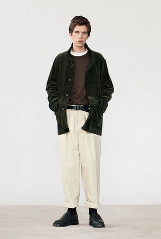 Look alla moda per uomo: Camicia giacca di velluto a coste verde scuro, Maglione girocollo marrone scuro, T-shirt girocollo bianca, Chino beige