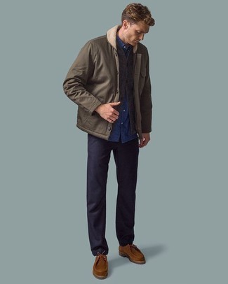 Quale pantaloni indossare con scarpe marroni in modo smart-casual: Scegli una camicia giacca marrone e pantaloni per un look da sfoggiare sul lavoro. Perché non aggiungere un paio di chukka in pelle scamosciata marroni per un tocco di stile in più?