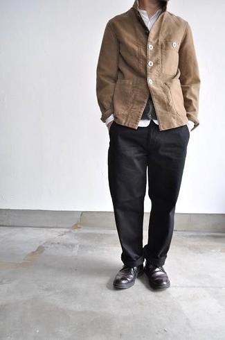 Quale chukka indossare con una camicia giacca marrone chiaro: Mostra il tuo stile in una camicia giacca marrone chiaro con chino neri per un look davvero alla moda. Chukka sono una valida scelta per completare il look.