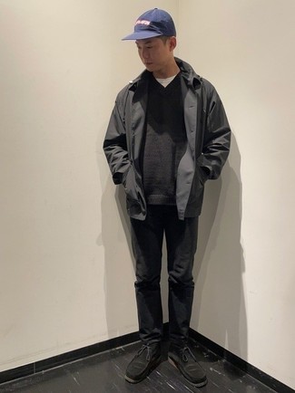 Quale jeans indossare con chukka nere per un uomo di 20 anni in modo smart-casual: Abbina una camicia giacca grigio scuro con jeans per un look raffinato per il tempo libero. Completa questo look con un paio di chukka nere.
