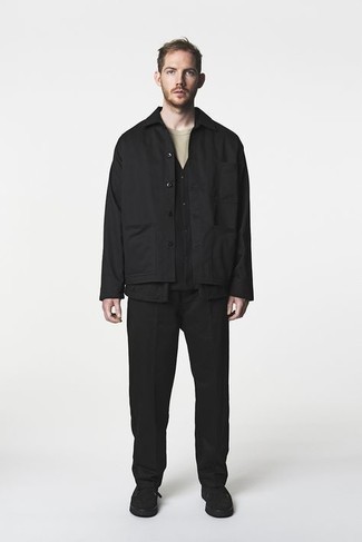 Quale chukka indossare con chino neri per un uomo di 30 anni: Scegli una camicia giacca nera e chino neri per un look da sfoggiare sul lavoro. Chukka sono una eccellente scelta per completare il look.