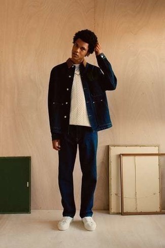 Come indossare e abbinare una camicia giacca di jeans blu scuro per un uomo di 20 anni: Abbina una camicia giacca di jeans blu scuro con jeans blu scuro per un look spensierato e alla moda. Per un look più rilassato, calza un paio di sneakers basse di tela bianche.