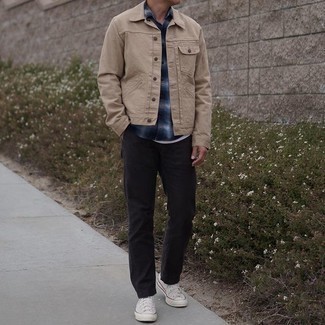 Trend da uomo 2021: Prova a combinare una camicia giacca marrone chiaro con chino neri per creare un look smart casual. Opta per un paio di sneakers basse di tela bianche per un tocco più rilassato.