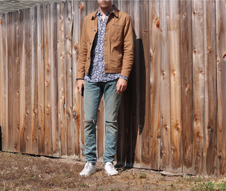 Quale jeans indossare con una camicia giacca beige per un uomo di 30 anni in primavera 2024: Abbina una camicia giacca beige con jeans per un look spensierato e alla moda. Sneakers basse di tela bianche creeranno un piacevole contrasto con il resto del look. Una splendida idea per le temperature primaverili!