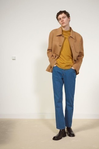 Quale jeans indossare con una camicia giacca beige per un uomo di 17 anni in autunno 2024: Indossa una camicia giacca beige con jeans per affrontare con facilità la tua giornata. Opta per un paio di stivali chelsea in pelle marrone scuro per dare un tocco classico al completo. Perfetto per l’autunno, ovviamente!