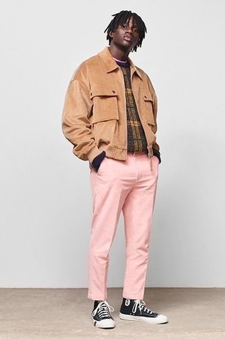 Look alla moda per uomo: Camicia giacca in pelle scamosciata marrone chiaro, Maglione girocollo scozzese multicolore, Chino rosa, Sneakers alte di tela nere e bianche