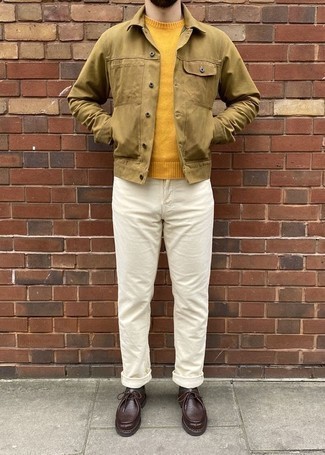 Come indossare e abbinare chukka in pelle terracotta: Prova a combinare una camicia giacca marrone chiaro con jeans bianchi per un fantastico look da sfoggiare nel weekend. Rifinisci questo look con un paio di chukka in pelle terracotta.