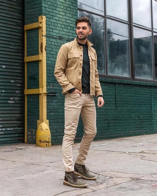 Come indossare e abbinare jeans marrone chiaro in modo smart-casual: Abbina una camicia giacca marrone chiaro con jeans marrone chiaro per un look trendy e alla mano. Un paio di stivali casual di tela verde scuro si abbina alla perfezione a una grande varietà di outfit.