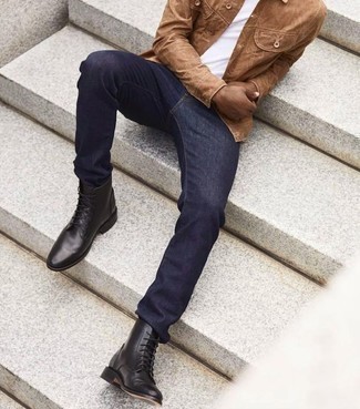 Come indossare e abbinare una camicia giacca marrone chiaro con jeans blu scuro in modo smart-casual: Potresti abbinare una camicia giacca marrone chiaro con jeans blu scuro per un fantastico look da sfoggiare nel weekend. Rifinisci questo look con un paio di stivali casual in pelle neri.