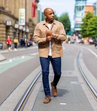 Quale jeans indossare con una camicia giacca beige in primavera 2025: Prova a combinare una camicia giacca beige con jeans per un look trendy e alla mano. Un paio di chukka in pelle scamosciata marroni si abbina alla perfezione a una grande varietà di outfit. Ecco un look ideale per la primavera.