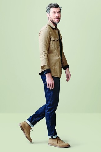 Quale chukka indossare con una camicia giacca marrone chiaro per un uomo di 40 anni: Coniuga una camicia giacca marrone chiaro con jeans blu scuro per un look trendy e alla mano. Chukka sono una buona scelta per completare il look.