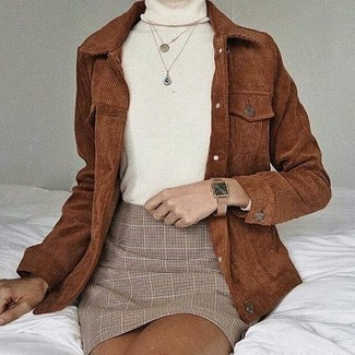 Come indossare e abbinare una camicia giacca marrone quando fa caldo: Abbina una camicia giacca marrone con una minigonna scozzese beige per un outfit che si fa notare.