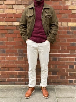 Look alla moda per uomo: Camicia giacca di lana marrone, Dolcevita di lana bordeaux, Jeans bianchi, Chukka in pelle terracotta