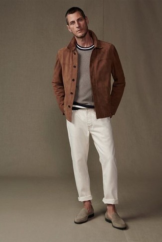 Quale camicia giacca indossare con mocassini eleganti marrone chiaro in modo smart-casual: Prova ad abbinare una camicia giacca con jeans bianchi per vestirti casual. Scegli un paio di mocassini eleganti marrone chiaro per un tocco virile.