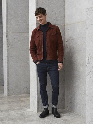 Quale jeans indossare con una camicia giacca marrone per un uomo di 17 anni in modo smart-casual: Indossa una camicia giacca marrone con jeans per un look semplice, da indossare ogni giorno. Scegli uno stile classico per le calzature e opta per un paio di stivali chelsea in pelle neri.