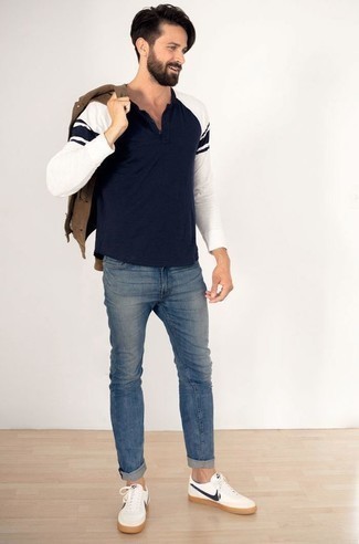 Quale jeans indossare con una camicia giacca terracotta: Punta su una camicia giacca terracotta e jeans per un look semplice, da indossare ogni giorno. Per distinguerti dagli altri, indossa un paio di sneakers basse in pelle bianche e blu scuro.