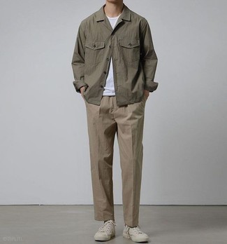 Quale camicia giacca indossare con chino terracotta: Prova a combinare una camicia giacca con chino terracotta, perfetto per il lavoro. Per un look più rilassato, calza un paio di sneakers basse di tela bianche.