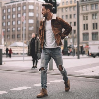Come indossare e abbinare jeans con stivali per un uomo di 20 anni quando fa caldo in modo rilassato: Indossa una camicia giacca in pelle scamosciata marrone e jeans per un look comfy-casual. Stivali sono una valida scelta per completare il look.