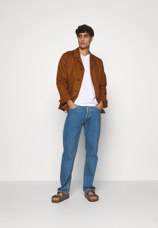 Come indossare e abbinare jeans con una camicia giacca in estate 2024: Potresti combinare una camicia giacca con jeans per vestirti casual. Calza un paio di sandali in pelle marrone scuro per avere un aspetto più rilassato. Una stupenda scelta per le temperature calde!
