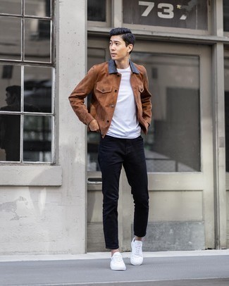 Come indossare e abbinare una giacca marrone in primavera 2025: Indossa una giacca marrone e jeans blu scuro per un look semplice, da indossare ogni giorno. Completa questo look con un paio di sneakers basse di tela bianche. Ecco un look ideale per questa stagione primaverile.