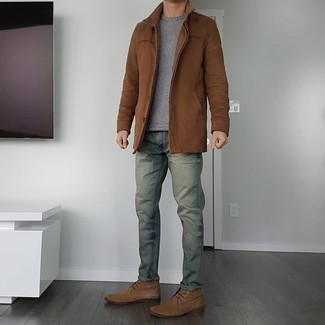 Quale jeans indossare con chukka marroni in primavera 2025 in modo casual: Questa combinazione di una camicia giacca marrone e jeans ti permetterà di sfoggiare uno stile semplice nel tempo libero. Perfeziona questo look con un paio di chukka marroni. È buona scelta per essere elegante in questa stagione primaverile!