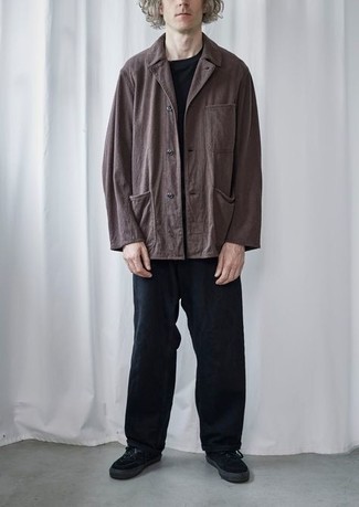 Look alla moda per uomo: Camicia giacca marrone, T-shirt girocollo nera, Chino neri, Sneakers basse di tela nere