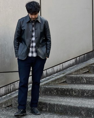 Come indossare e abbinare una camicia giacca nera per un uomo di 30 anni: Punta su una camicia giacca nera e chino blu scuro per un look davvero alla moda. Stivali casual in pelle neri sono una valida scelta per completare il look.