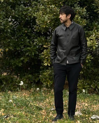 Quale chino indossare con una camicia giacca nera per un uomo di 30 anni: Combina una camicia giacca nera con chino per un look davvero alla moda. Stivali casual in pelle neri sono una buona scelta per completare il look.