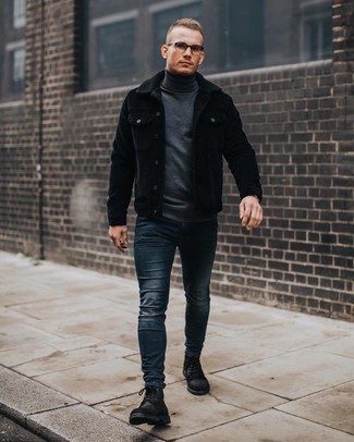 Quale jeans indossare con una camicia giacca nera: Questa combinazione di una camicia giacca nera e jeans ti permetterà di sfoggiare uno stile semplice nel tempo libero. Rifinisci questo look con un paio di stivali casual in pelle scamosciata neri.