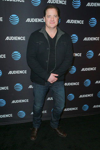 Look di Brendan Fraser: Camicia giacca nera, T-shirt con scollo a v nera, Jeans blu scuro, Stivali chelsea in pelle marrone scuro