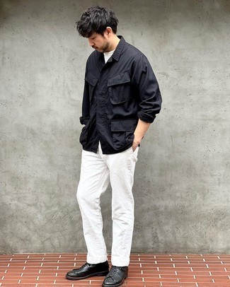 Come indossare e abbinare una camicia giacca nera con chino bianchi in modo smart-casual: Potresti combinare una camicia giacca nera con chino bianchi per un look davvero alla moda. Stivali casual in pelle neri sono una buona scelta per completare il look.