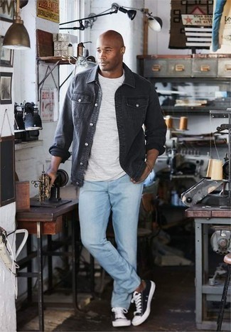 Look alla moda per uomo: Camicia giacca di jeans nera, T-shirt girocollo bianca, Jeans azzurri, Sneakers basse di tela nere e bianche