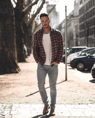 Quale jeans indossare con stivali chelsea marrone scuro in primavera 2025: Opta per una camicia giacca scozzese nera e jeans per un look raffinato per il tempo libero. Stivali chelsea marrone scuro daranno lucentezza a un look discreto. Una fantastica scelta per essere molto elegante e alla moda anche durante la stagione primaverile.