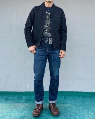 Come indossare e abbinare jeans blu scuro con stivali casual in pelle terracotta: Combina una camicia giacca di jeans nera con jeans blu scuro per un pranzo domenicale con gli amici. Stivali casual in pelle terracotta sono una eccellente scelta per completare il look.