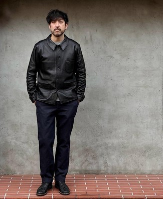 Quale chino indossare con una camicia giacca nera: Combina una camicia giacca nera con chino, perfetto per il lavoro. Completa questo look con un paio di stivali casual in pelle neri.