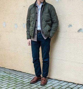 Trend da uomo 2024 quando fa gelo in modo smart-casual: Combina una camicia giacca di lana grigia con jeans blu scuro per vestirti casual. Chukka in pelle marroni sono una validissima scelta per completare il look.