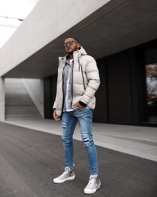 Quale jeans indossare con sneakers alte grigio scuro per un uomo di 20 anni quando fa gelo: Per un outfit della massima comodità, abbina una camicia giacca grigia con jeans. Per un look più rilassato, scegli un paio di sneakers alte grigio scuro come calzature.