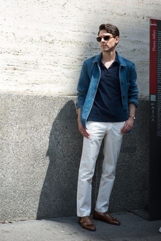 Come indossare e abbinare una camicia giacca di jeans blu per un uomo di 30 anni: Scegli una camicia giacca di jeans blu e chino bianchi se cerchi uno stile ordinato e alla moda. Indossa un paio di mocassini eleganti in pelle con frange marroni per un tocco virile.