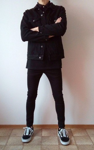 Quale jeans indossare con una camicia giacca nera: Prova a combinare una camicia giacca nera con jeans per vestirti casual. Scegli un paio di sneakers basse di tela nere e bianche come calzature per un tocco più rilassato.