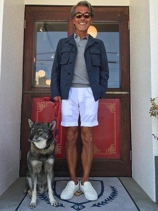 Quale pantaloncini indossare con un polo grigio per un uomo di 50 anni in modo casual: Scegli un polo grigio e pantaloncini per un look trendy e alla mano. Sneakers senza lacci di tela bianche sono una splendida scelta per completare il look.