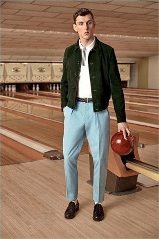 Come indossare e abbinare pantaloni eleganti azzurri per un uomo di 17 anni in primavera 2025 in modo smart-casual: Potresti combinare una camicia giacca in pelle scamosciata verde scuro con pantaloni eleganti azzurri per essere sofisticato e di classe. Mocassini eleganti in pelle bordeaux sono una validissima scelta per completare il look. Ecco una eccellente scelta per creare uno stupendo look primaverile.