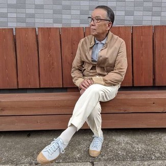 Quale camicia giacca indossare con pantaloni eleganti beige per un uomo di 60 anni: Indossa una camicia giacca e pantaloni eleganti beige per un look elegante e alla moda. Scegli un paio di sneakers basse di tela azzurre come calzature per un tocco più rilassato.