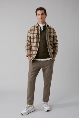 Come indossare e abbinare calzini per un uomo di 30 anni: Mostra il tuo stile in una camicia giacca di flanella scozzese beige con calzini per un'atmosfera casual-cool. Scarpe sportive bianche sono una gradevolissima scelta per completare il look.