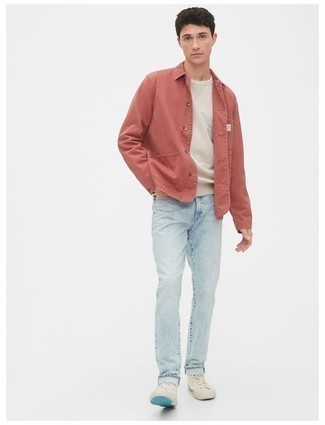 Come indossare e abbinare sneakers basse beige: Indossa una camicia giacca rosa con jeans azzurri per un outfit comodo ma studiato con cura. Per un look più rilassato, scegli un paio di sneakers basse beige come calzature.