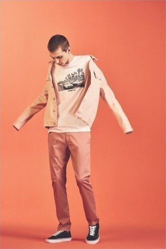 Come indossare e abbinare chino rosa per un uomo di 17 anni: Combina una camicia giacca rosa con chino rosa per creare un look smart casual. Sneakers basse di tela nere e bianche renderanno il tuo look davvero alla moda.